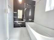 【■包み込まれるような快適さと節水を実現 ”スマートラインバス”】