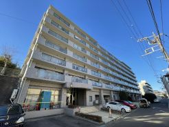 2022年12月大規模修繕工事完了。
タイルの張替えや廊下部分の床の張替えなども行い、マンション自体も綺麗になります。