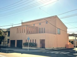 ２世帯住宅としても利用可能。シャッターガレージに車２台・屋外に車２台・計４台駐車可能です。
秦野駅徒歩４分の立地は、魅力が御座います。