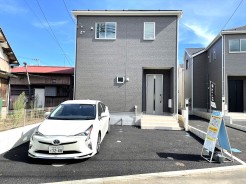 6号棟 カースペース並列２台可能
ファミリータイプの３ＬＤＫ
庭付き