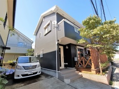 外壁が周囲の街並みと青空に生えるお洒落な仕上がり！周囲には高い建物のないエリア。青い空が大きく感じますね。
