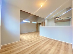 対面式キッチンは空間を跨がっての会話を実現させます。家族との時間を大切に出来る良い間取りですね。