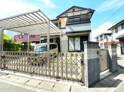 ハイルーフ車もとめられるカーポート付きです。
車種により、並列３台駐車可能です。