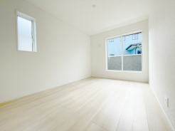 2階洋室6.5帖のお部屋は、南向きバルコニーに出ることができます。