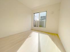2階洋室5.2帖のお部屋から、隣の部屋と行き来できる続きバルコニーに出ることができます。
