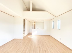 吹抜けがありロフトのある開放感ある新築戸建です。吹抜けのおかげで建物全体が明るく感じられます。