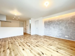 アクセントクロスが使用されており、おしゃれなリビングに◎