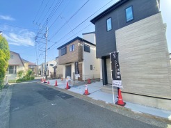 4LDKの間取りに、スカイバルコニーや備え付けのカップボードのある魅力的な新築戸建です。
