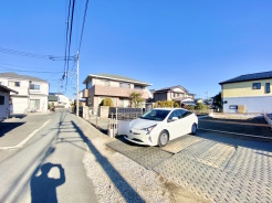 前面道路は比較的交通量の少ない通りです。そのため落ち着いて駐車いただけます。