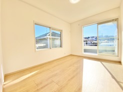 2階洋室6帖のお部屋から南西側バルコニーに出ることができます。とても明るいお部屋です♪