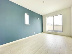 2階洋室7帖の主寝室にはアクセントクロスが使用されており、おしゃれな1部屋となっています。