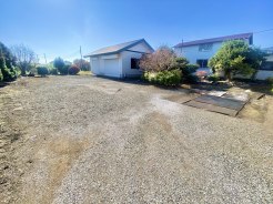 青々としたお空がとても気持ちよいですね。至近には比較的高い建物が少なく落ち着いた街並みです。