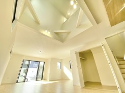ダイニングには吹き抜けがございますので、明るい空間を演出しております。明るいダイニングは自然と気持ちまで明るくなってきそうです。