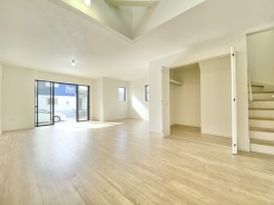 広々としたLDKは２３．２帖ございます。また、ダイニングには吹き抜けもございますので明るい素敵な空間です。