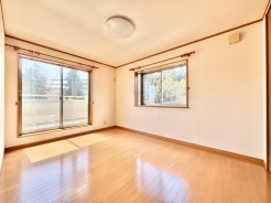 2階洋室8帖の主寝室は2面採光のとれた明るいお部屋です。