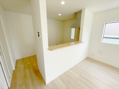 ■システムキッチン
主婦の方に支持されているカウンターキッチンです。
お子様から目を離さず料理が出来ます。