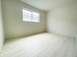 2階洋室6帖のお部屋。各居室収納付きのため、お部屋を最大限有効活用していただけます。