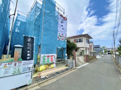 前面道路は比較的交通量が少なく、駐車時は落ち着いて駐車いただけます。