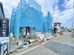 前面道路は比較的交通量が少なく、駐車時は落ち着いて駐車いただけます。