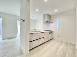 2号棟 冷蔵庫や食器棚を設置しても狭く感じません。