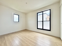 全居室２面採光で建物全体が明るく感じられます。