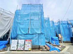 LDKは広々21.7帖ございます。リビングは家族の集まる大切な空間です。こちらのリビングでごゆっくりとお過ごしください。
