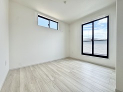 全棟２面採光で陽当り良好のため、建物全体が明るく感じられます。