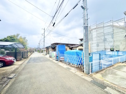 前面道路は比較的交通量が少なく、落ち着いて駐車していただけます。