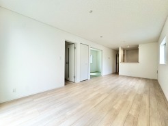 南向きのリビングは室内を明るく照らして家族団欒を楽しめます。