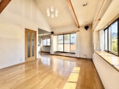 2階リビングため、通行人の視線を気にすることなくおくつろぎいただける空間◎