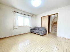 南側からの日差しが入るため、日中は明るい空間です◎