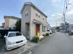 前面道路は比較的交通量が少なく、落ち着いて駐車いただけます。