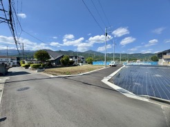 前面道路は比較的交通量が少なく、落ち着いて駐車いただけます。