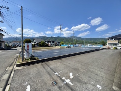 対象地の後ろ側も通路になっているため、より開放感を感じていただけます。