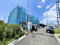 前面道路は比較的交通量が少なく、落ち着いて駐車していただけます。