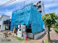 敷地約32坪/南東角地で開放感ある立地に佇む4ＬＤＫ新築戸建です。