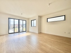 たっぷりの陽光射し込むリビング