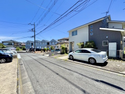 閑静な住宅地に佇む現地。カースペースは並列２台可能。交通量も比較的少なく、駐車もストレス無く可能。