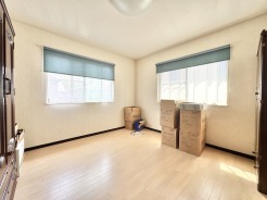 2階の居室はほぼ使用しておらずきれいな状況です。
2面採光で明るい室内です。