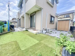 広々とした南庭スペースですね。夏には簡易的なBBQやお子様プール等の様々な用途でお使い頂けそうです。