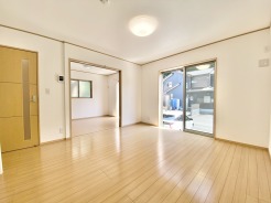 ロピアやクリエイト・コンビニが至近で徒歩ですぐに行くことができる利便性の良い立地