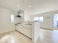 対面式キッチンは、家族の会話が増える素敵な間取りです。こちらのキッチンで美味しい料理と素敵な思い出をご一緒にどうぞ。