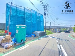 青々としたお空がとても気持ち良いですね。閑静な住宅街に新築戸建ての登場です。