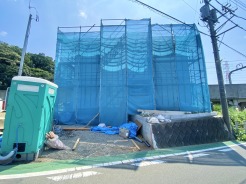 小田急小田原線「愛甲石田」駅徒歩16分になります。お車での各方面へのアクセスも良好です。