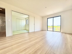 リビングからつながる庭やウッドデッキに視線が抜けることで、室内にいながらも外の景色を楽しむことができ、暮らしに心地よい開放感とくつろぎをプラスしてくれます。