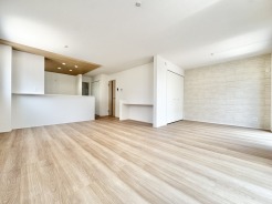 開放感あるリビングは、上質な空間設計が魅力。自然光がたっぷり差し込む心地よい空間で、贅沢なくつろぎの時間を演出します。