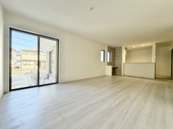 2面採光のLDKで開放感と陽当たり良好です。駐車は2台可能です。是非一度ご覧になってみてください。