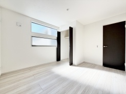 2階約6.2帖の洋室。全居室2面採光で収納があるゆとりある間取り。