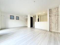 1階約20帖のLDK。3号棟は3面採光となっており開放感と陽当たり、通風が良好です。窓シャッターはうれしい標準仕様です。