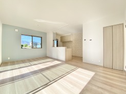 温かい日差しの入るLDKですね。明るい住宅は自然と気持ちまで明るくなってきそうです。